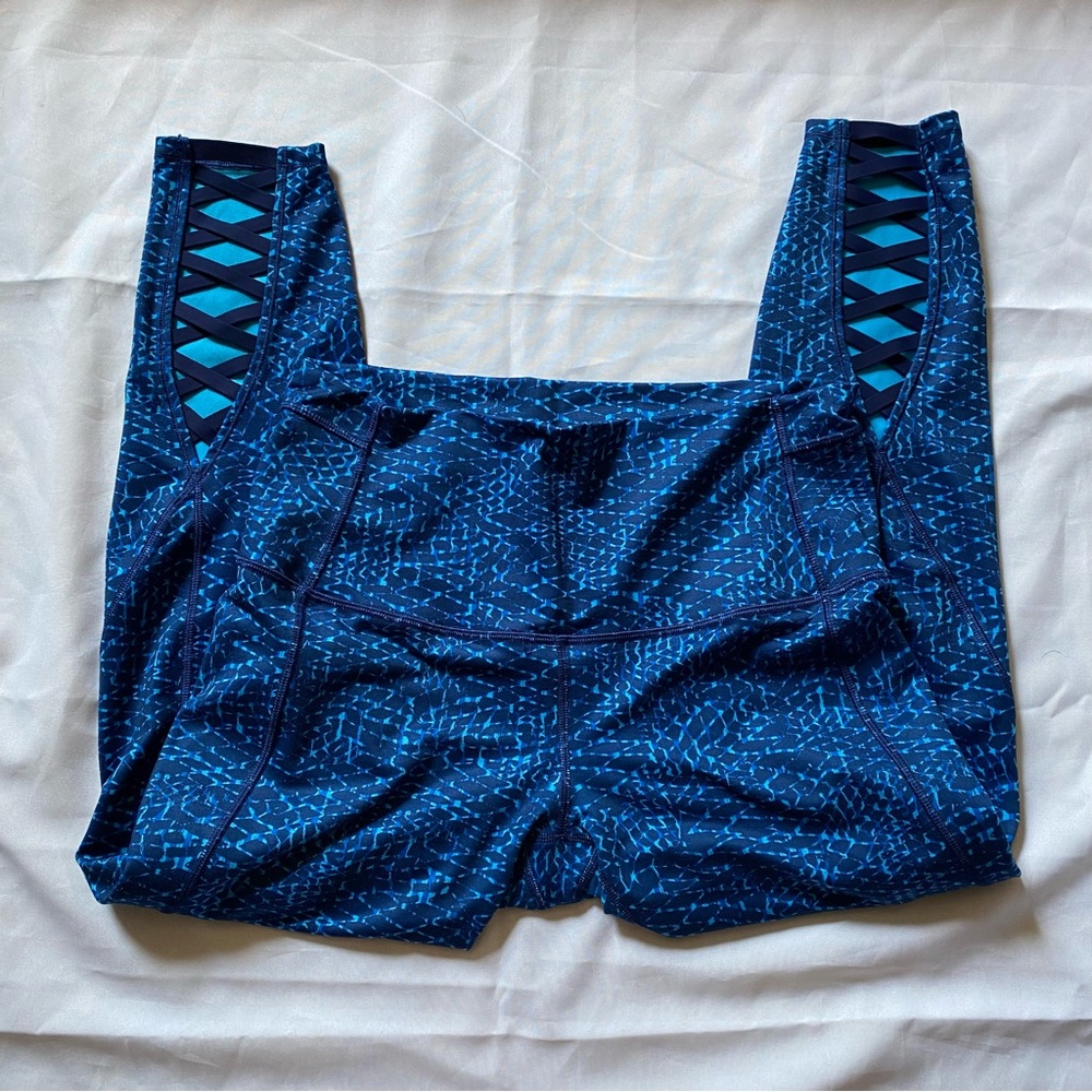 BLUE CAPRIS LULULEMON LEGGINGS